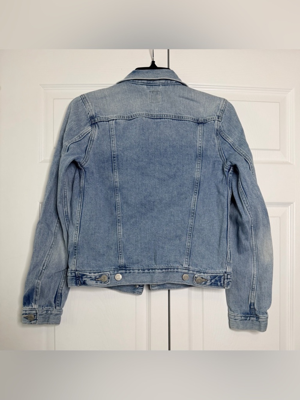 Gap Woman’s Icon Denim Jacket Blue in a light wash finish Size XS - Picture 4 of 6